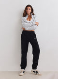 Mustat aim'n Classic Sweatpants -housut harjatusta trikoosta resoreilla ja rennolla istuvuudella. [S-163cm]