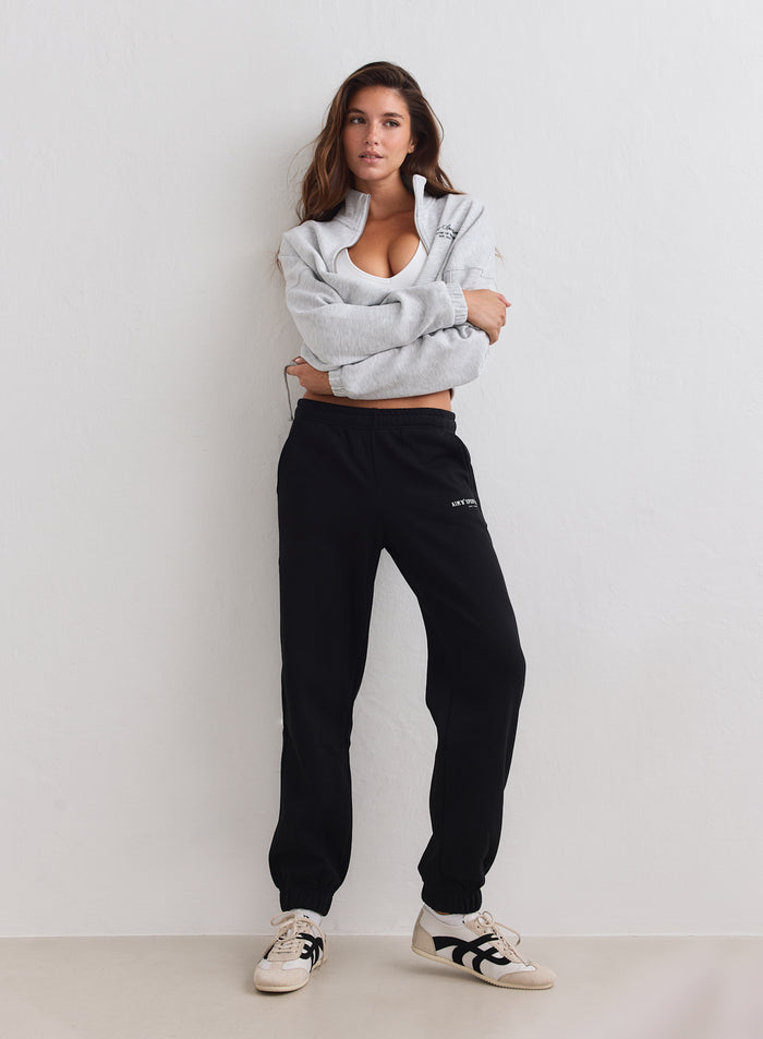 Mustat aim'n Classic Sweatpants -housut harjatusta trikoosta resoreilla ja rennolla istuvuudella. [S-163cm]