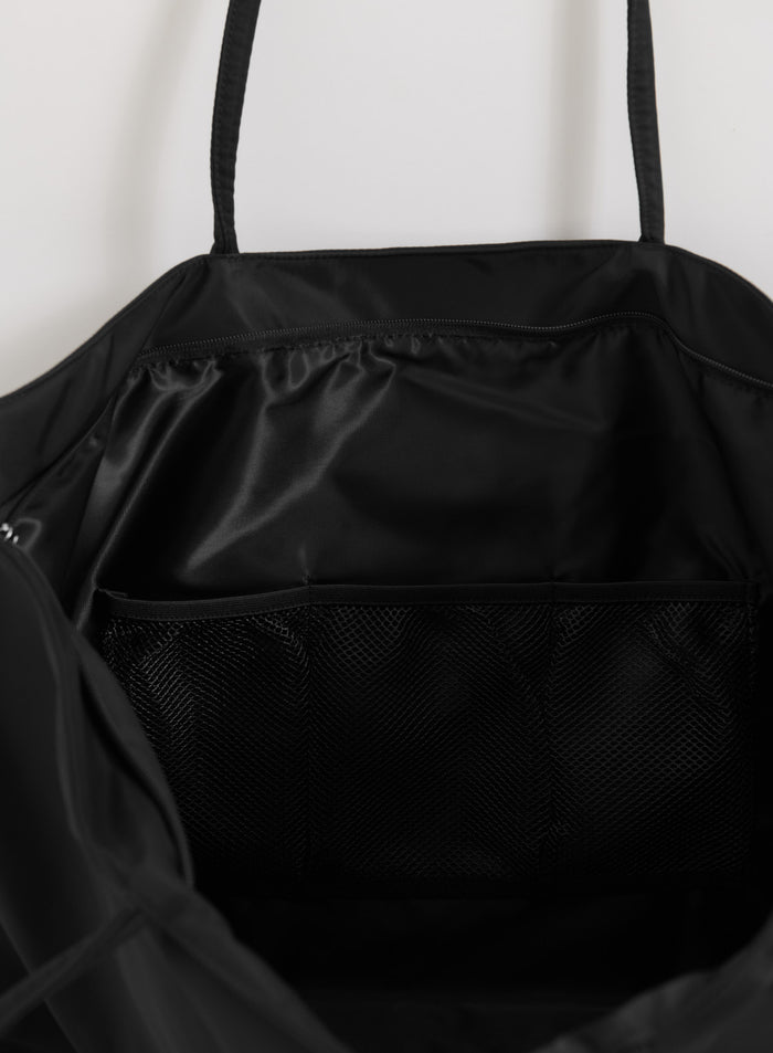 Mustan aim'n Nylon Weekend Bag -laukun sisäpuoli sileällä vuorella ja verkkotaskulla