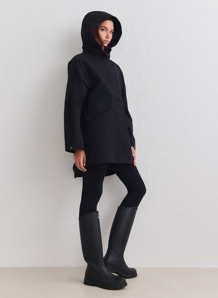 Musta aim'n Waterproof Hood Jacket pelkistetyllä muotoilulla, leggingseillä ja korkeavartisilla saappailla. [M-178cm]