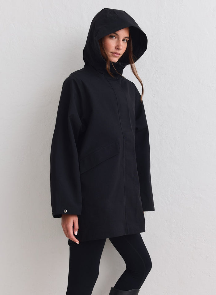 Musta aim'n Waterproof Hood Jacket minimalistisella tyylillä ja suojaavalla hupulla. [M-178cm]