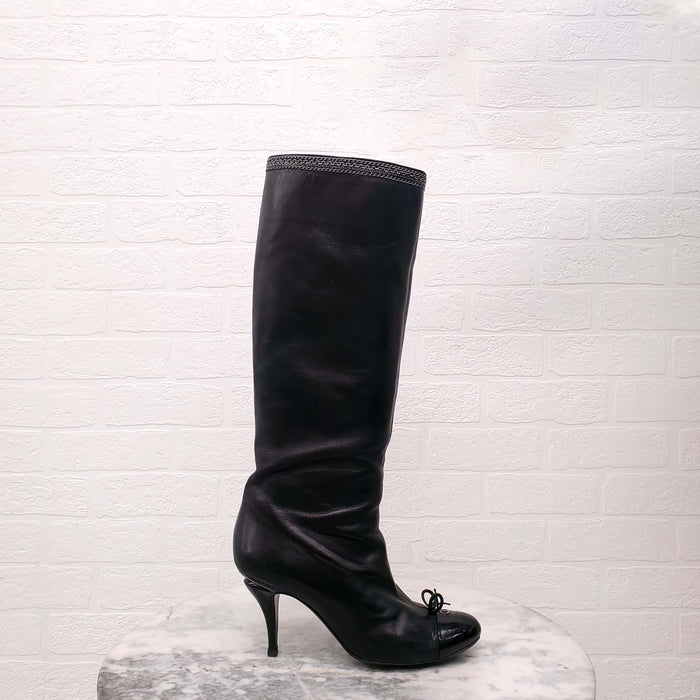 CHANEL BLACK KNEE HIGH BOOTS WITH CHAIN DETAIL - SIZE 39