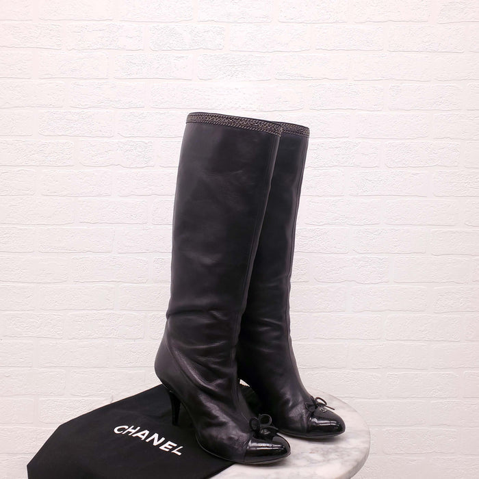 CHANEL BLACK KNEE HIGH BOOTS WITH CHAIN DETAIL - SIZE 39