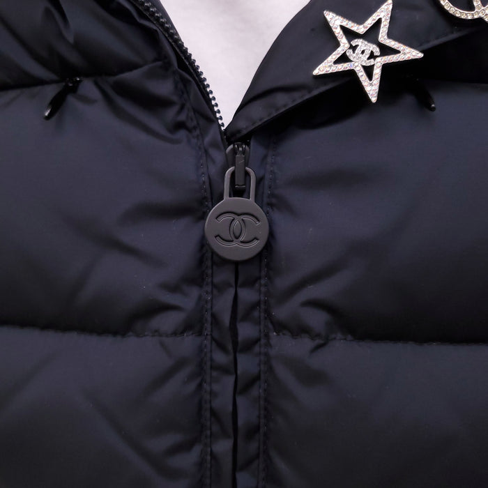 CHANEL NAVY CROPPED SHORT SLEEVE PUFFER JACKET WITH CRYSTAL LOGO PINS - SIZE 34