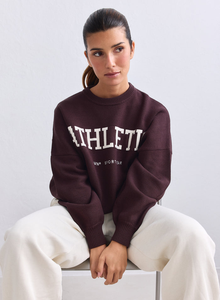 Suklaanruskea aim'n Athletic Knit Sweatshirt valkoisella tekstillä ja kermanväriset housut. [S-165cm]