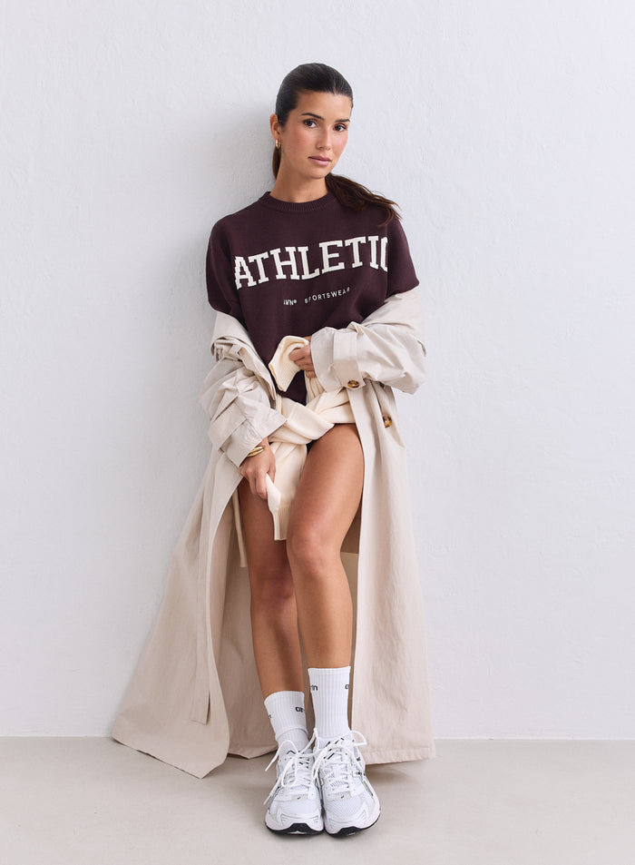 Suklaanruskea aim'n Athletic Knit -neulepusero yhdistettynä beigeen trenssitakkiin ja valkoisiin tennareihin. [S-165cm]