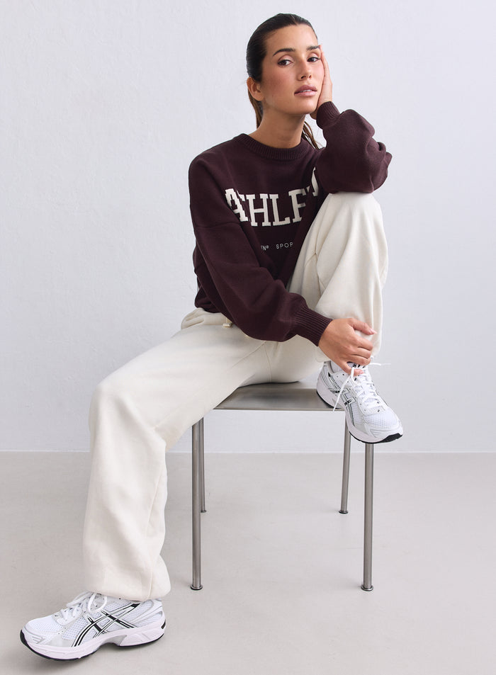 Suklaanruskea aim'n Athletic Knit Sweatshirt valkoisella tekstillä istuvan mallin päällä. [S-165cm]