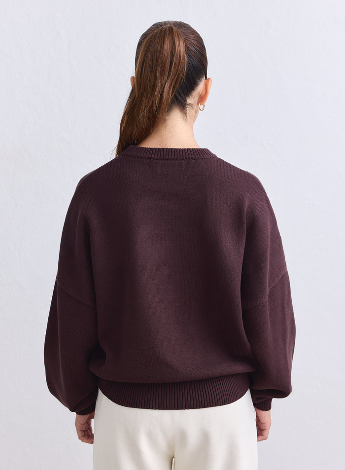 Suklaanruskea aim'n Athletic Knit Sweatshirt -neulepaita takaapäin kuvattuna. [S-165cm]