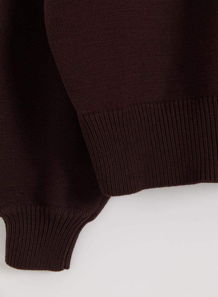 Suklaanruskea aim'n Athletic Knit Sweatshirt, jossa on pehmeä neulos sekä resorit hihansuissa ja helmassa.