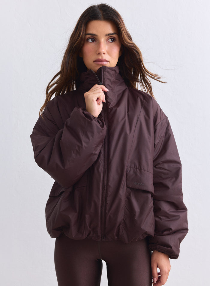 Suklaanruskea väljä Cloud Jacket merkiltä aim'n korkealla kauluksella ja topatulla muotoilulla. [S-165cm]