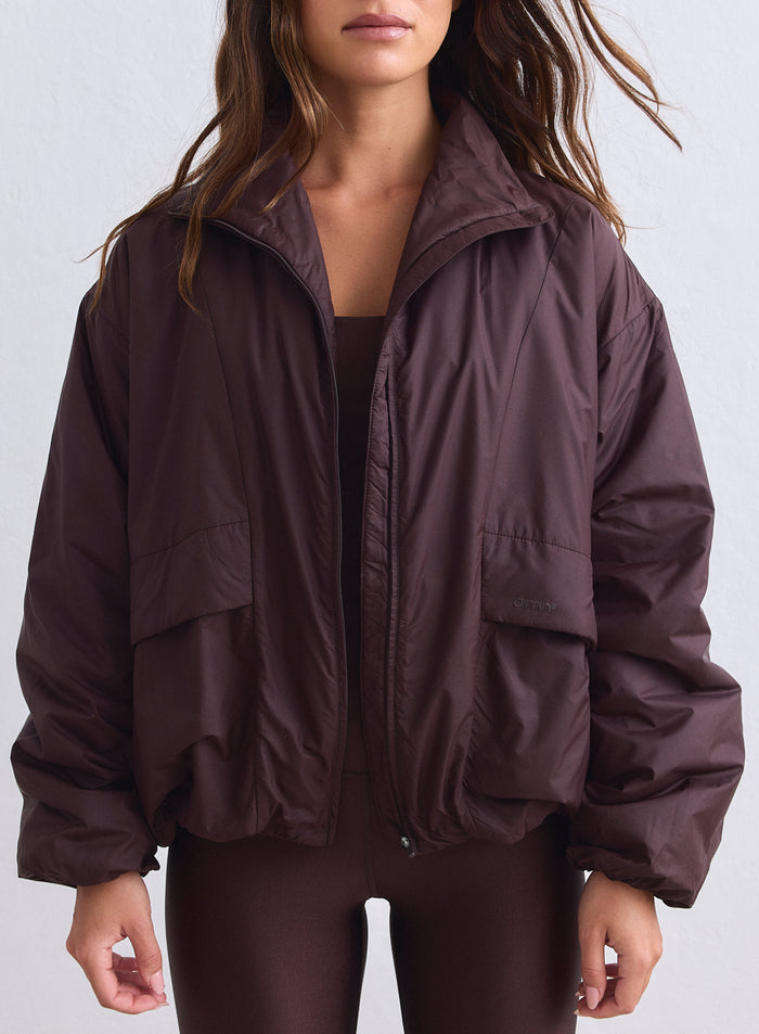 Suklaanruskea ylikokoinen aim'n Cloud Jacket korkealla kauluksella ja suurilla etutaskuilla. [S-165cm]