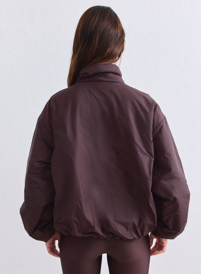 Suklaanruskea aim'n Cloud Jacket -puffer-takki takaapäin väljässä oversized-mallissa. [S-165cm]