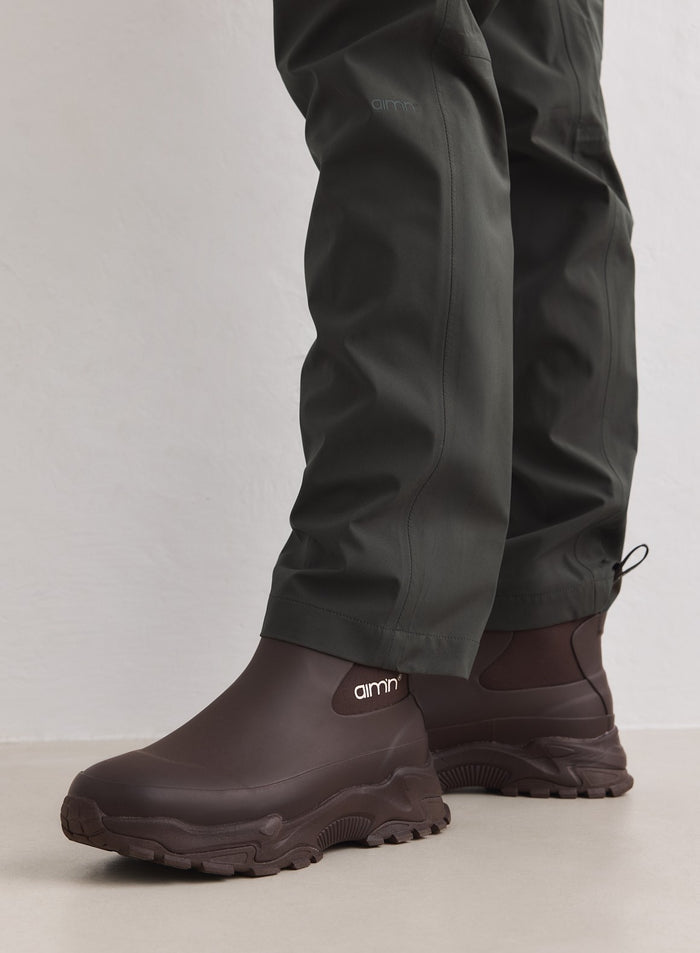 Suklaanruskeat Fusion Rain Boot -kumisaappaat paksulla lenkkaripohjalla ja valkoisella aim'n-logolla.