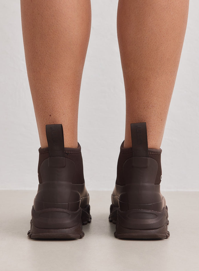 aim'n Chocolate Fusion Rain Boots -kumisaappaat paksulla lenkkaripohjalla ja vetolenkeillä takana.