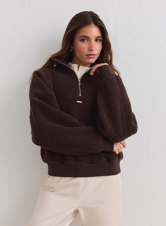 Suklaanruskea aim'n Pile Half Zip -fleece resoreilla yhdistettynä beigeihin housuihin. [xs-178cm]