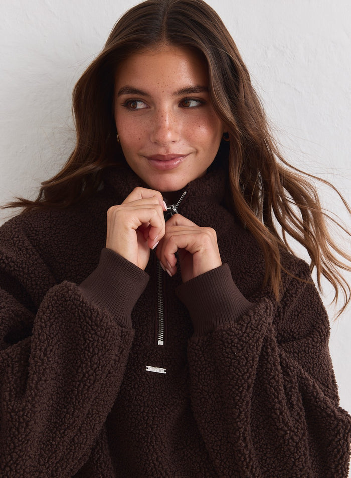 Lähikuva naisesta yllään aim'n-merkin suklaanruskea pile-fleece half-zip [xs-178cm]