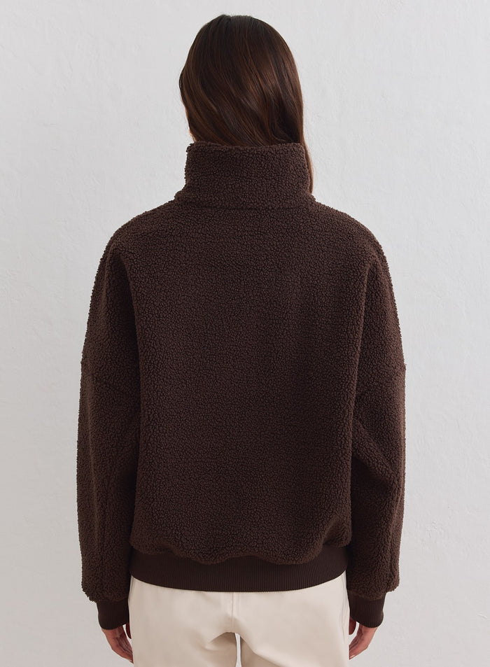 Suklaanruskea pile-fleece-takki, jossa on korkea kaulus, kuvattuna takaa. [xs-178cm]