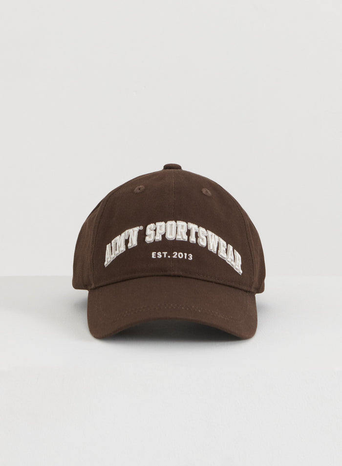 Suklaanruskea puuvillainen varsity-lippis, jossa on valkoinen brodeerattu aim'n-logo edessä.