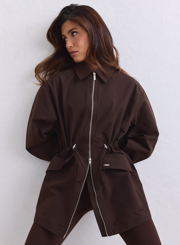 Suklaanruskea aim'n Waterproof Zip Jacket kaksisuuntaisella vetoketjulla ja säädettävällä vyötäröllä. [S-165cm]