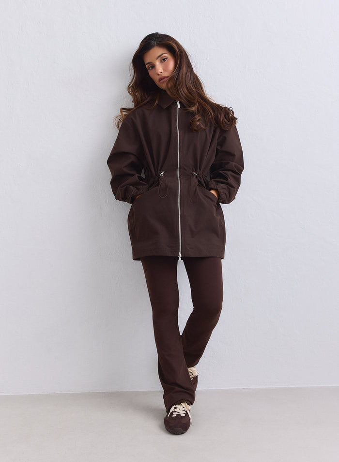Suklaanruskea aim'n Waterproof Zip Jacket pystykauluksella ja kiristettävällä vyötäröllä sekä ruskeat leggingsit. [S-165cm]