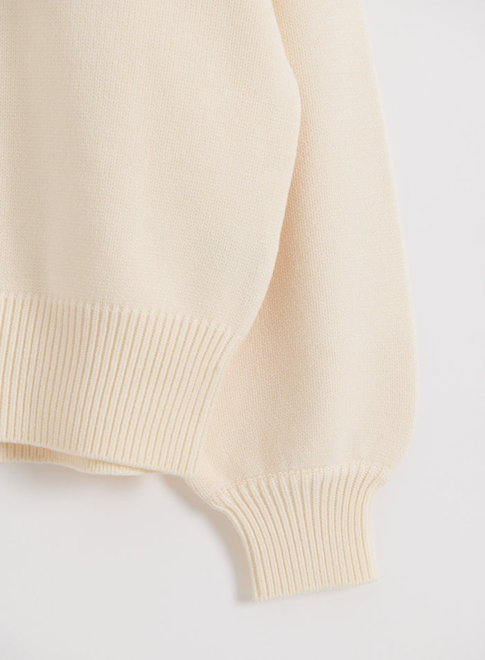 Kermanvärinen aim'n Athletic Knit Sweatshirt pehmeällä neulepinnalla ja resoreilla hihansuissa sekä helmassa.