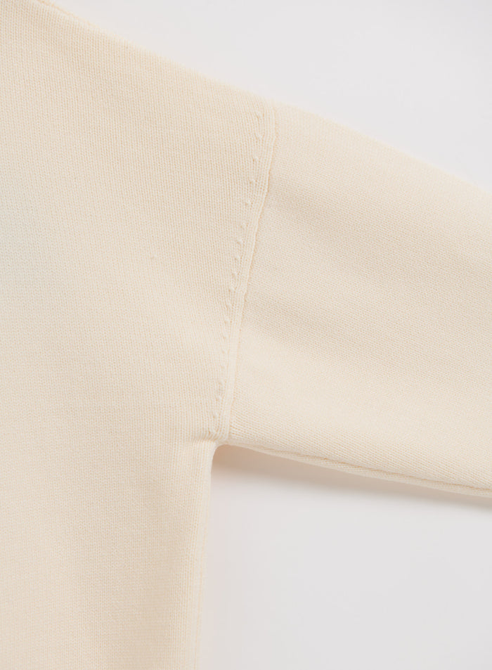Kermanvaalea aim'n Athletic Knit Sweatshirt lähikuvassa, jossa näkyy pehmeä neulekangas ja olkasauma.
