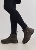 Dark Ivy Chelsea-tyyliset aim'n Fusion Rain Boot -kumisaappaat paksulla lenkkaripohjalla ja mustat leggingsit.