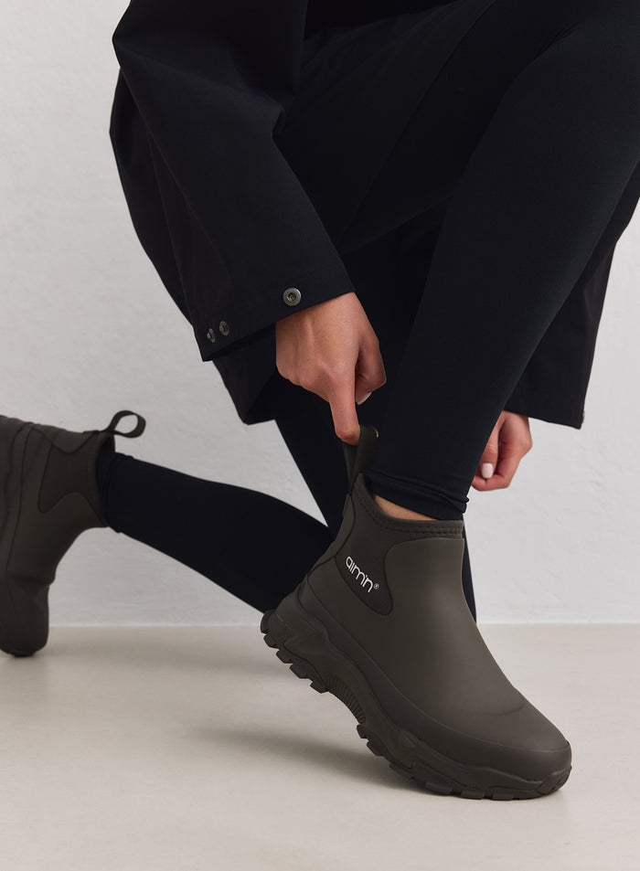 Tummanvihreät Dark Ivy Fusion Rain Boot -kumisaappaat paksulla lenkkaripohjalla ja aim'n-logolla.