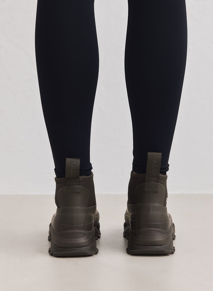 Dark Ivy Fusion Rain Boot -kumisaappaat takaa, paksut lenkkaripohjat ja vetolenkit merkiltä aim'n.