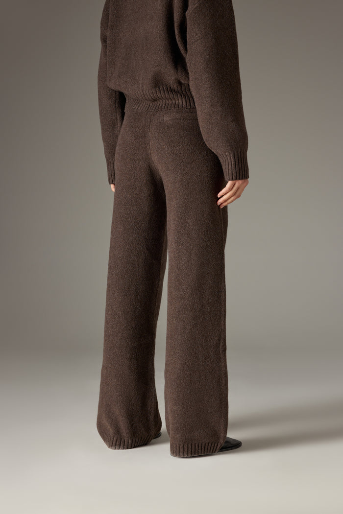 FLUFFY KNIT EMBLEM EMBROIDERED JOGGER - BROWN