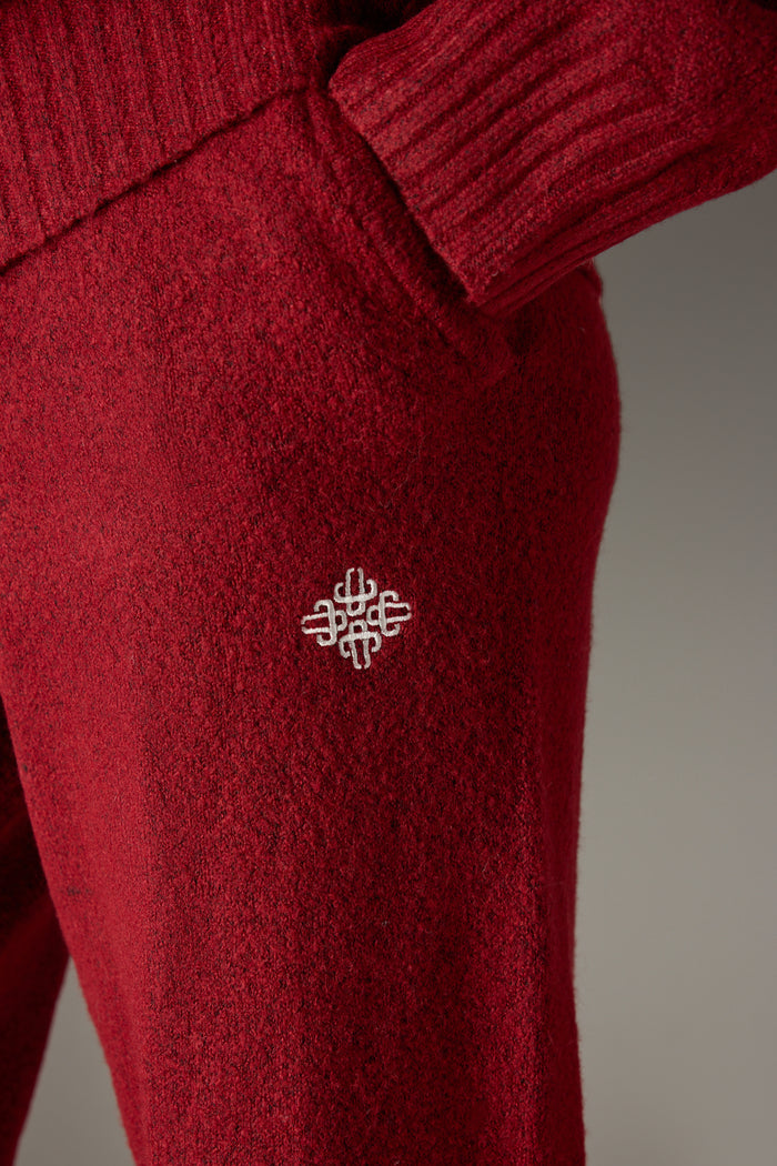 FLUFFY KNIT EMBLEM EMBROIDERED JOGGER - BURGUNDY