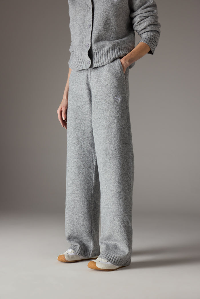 FLUFFY KNIT EMBLEM EMBROIDERED JOGGER - GREY MARL