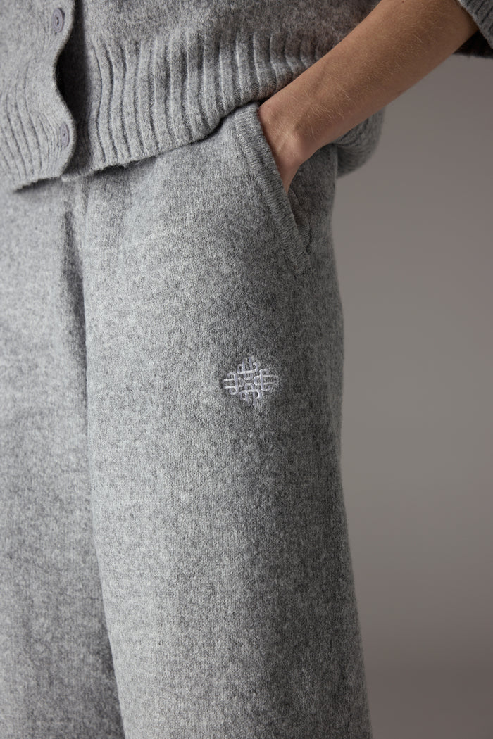 FLUFFY KNIT EMBLEM EMBROIDERED JOGGER - GREY MARL
