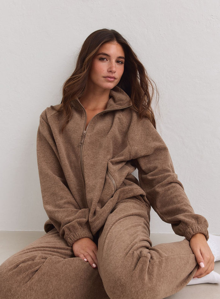 Hasselpähkinän sävyinen vetoketjullinen fleece-takki korkealla kauluksella ja housut merkiltä aim'n [xs-178cm]