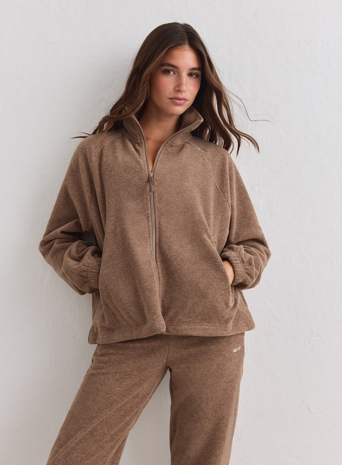 Hasselpähkinänruskea aim'n fleece-vetoketjutakki korkealla kauluksella ja pehmeällä materiaalilla. [xs-178cm]