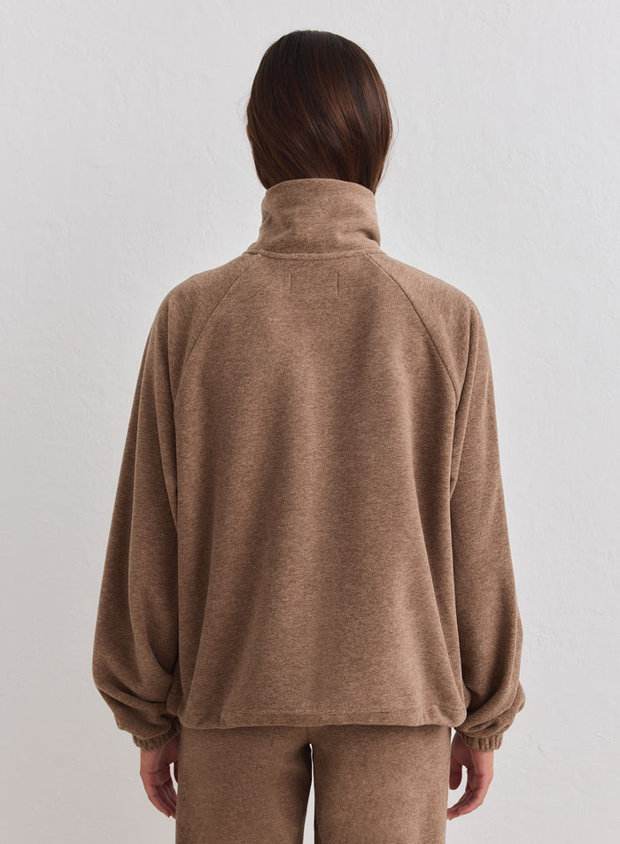 aim'n hasselpähkinänruskea vetoketjullinen fleecetakki korkealla kauluksella takaapäin. [xs-178cm]