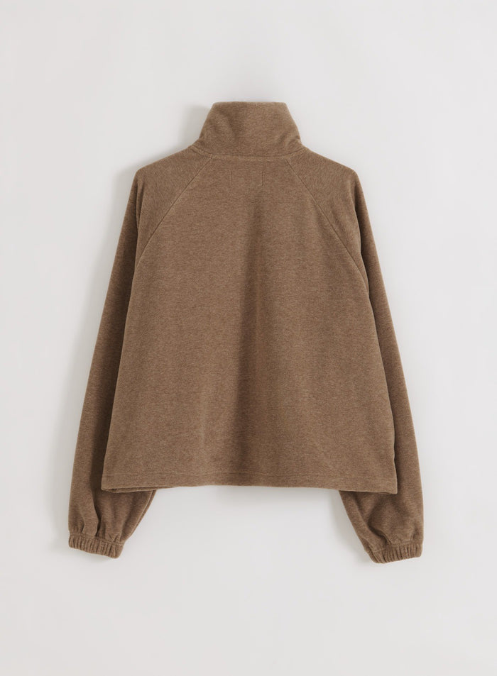 aim'n Fleece Zip Jacket -takkia vaaleanruskeassa Hazelnut-sävyssä katsottuna takaa flatlay-kuvassa