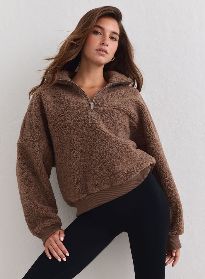 Pehmeä pähkinänruskea Pile Half Zip teksturoidulla fleecepinnalla ja resoreilla aim'n-merkiltä. [xs-178cm]