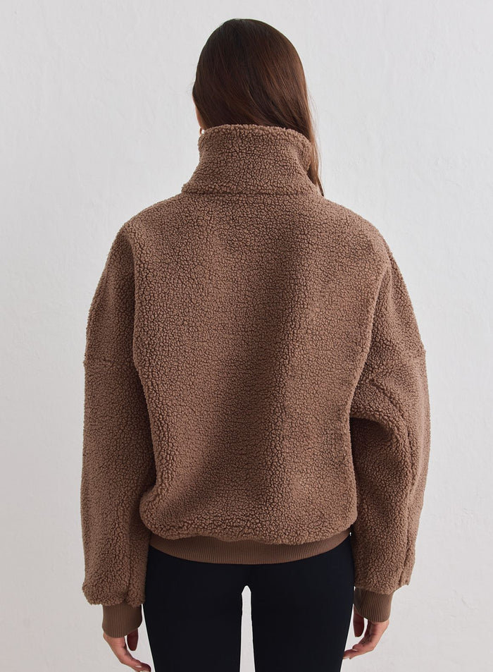 Hasselpähkinänruskea pehmeä aim'n pile half zip -pusero resoreilla takaapäin kuvattuna. [xs-178cm]