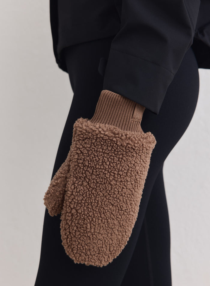 aim'n pähkinänruskeat teddy-lapaset, joissa on pehmeä pörröpinta ja lämpöä tuovat resorit.