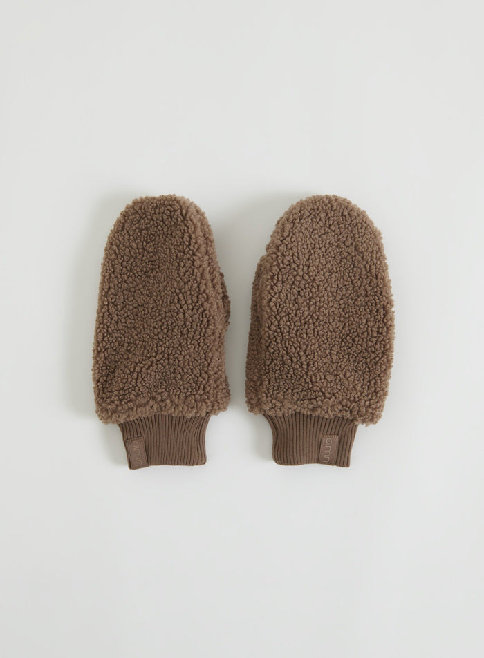 Hazelnut Pile Mittens littepinnillä
