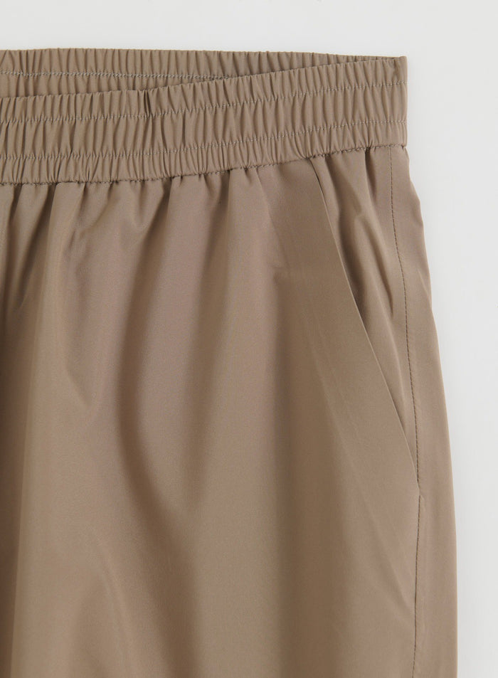 Hazelnut Waterproof Pants -asettelu, joka näyttää vyötärönauhan ja taskun yksityiskohdat