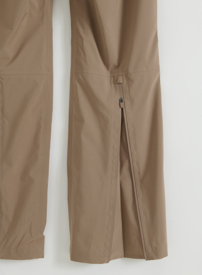 Hazelnut Waterproof Pants -tuotteen flatlay-kuva, jossa näkyy säädettävä lahkeensuun vetoketjuyksityiskohta