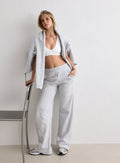 Nainen yllään vaaleanharmaat meleeratut Chunky Terry Sweatpants -collegehousut. [M-170cm]