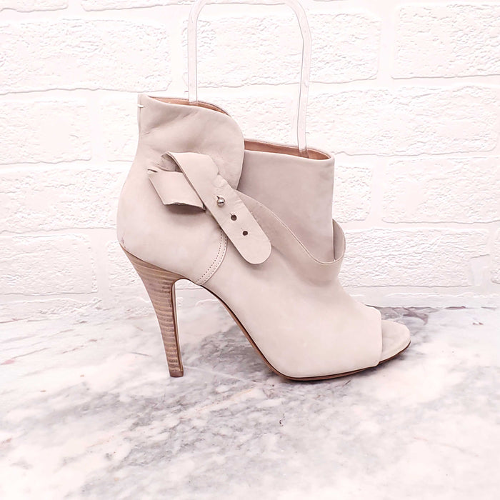MAISON MARGIELA LIGHT GREY SUEDE BOOTIES WITH BUCKLE DETAIL - SIZE 39.5
