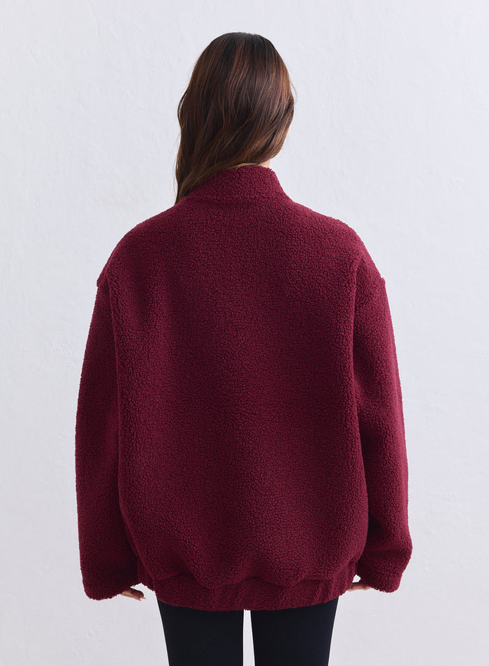 Merlot-värinen aim'n pile coach jacket takaapäin kuvattuna, materiaalina pehmeä teddykangas. [S-165cm]