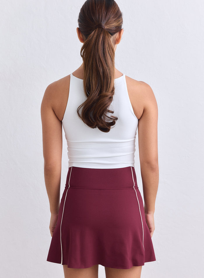 aim'n Merlot Sense Contrast Skort valkoisilla tereillä ja sporttisella istuvuudella, takaapäin. [XS-165cm]