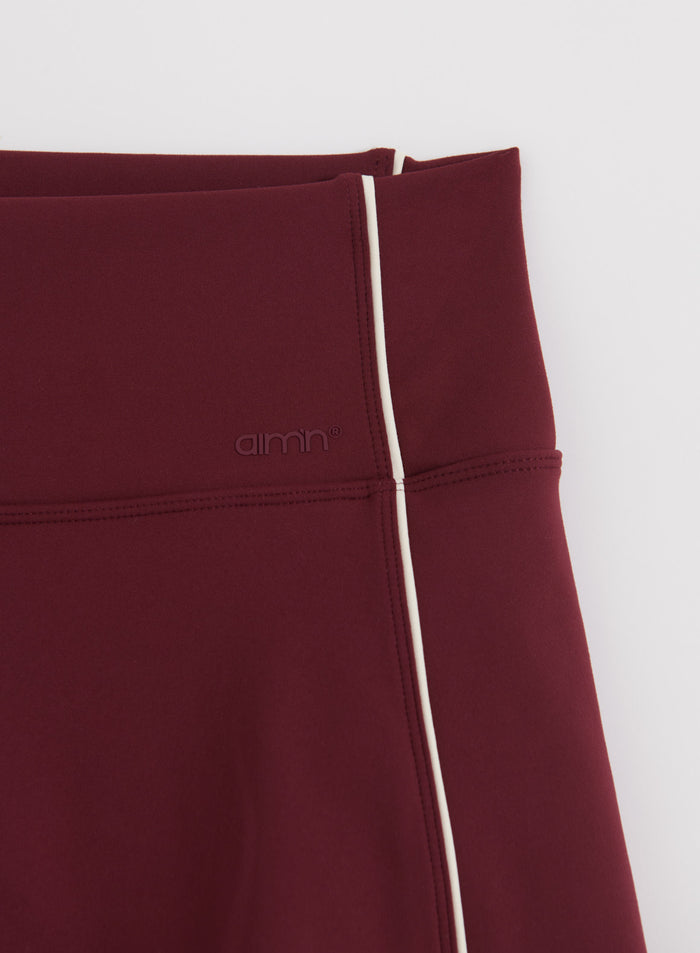 Merlot-punainen aim'n Sense Contrast Skort valkoisilla kontrastitereillä ja kohokuvioidulla logolla.
