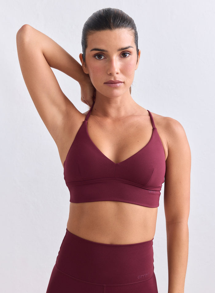 Merlot Sense Strap Bra ohuilla olkaimilla ja second skin -tunnulla mallin päällä merkiltä aim'n. [XS-165cm]