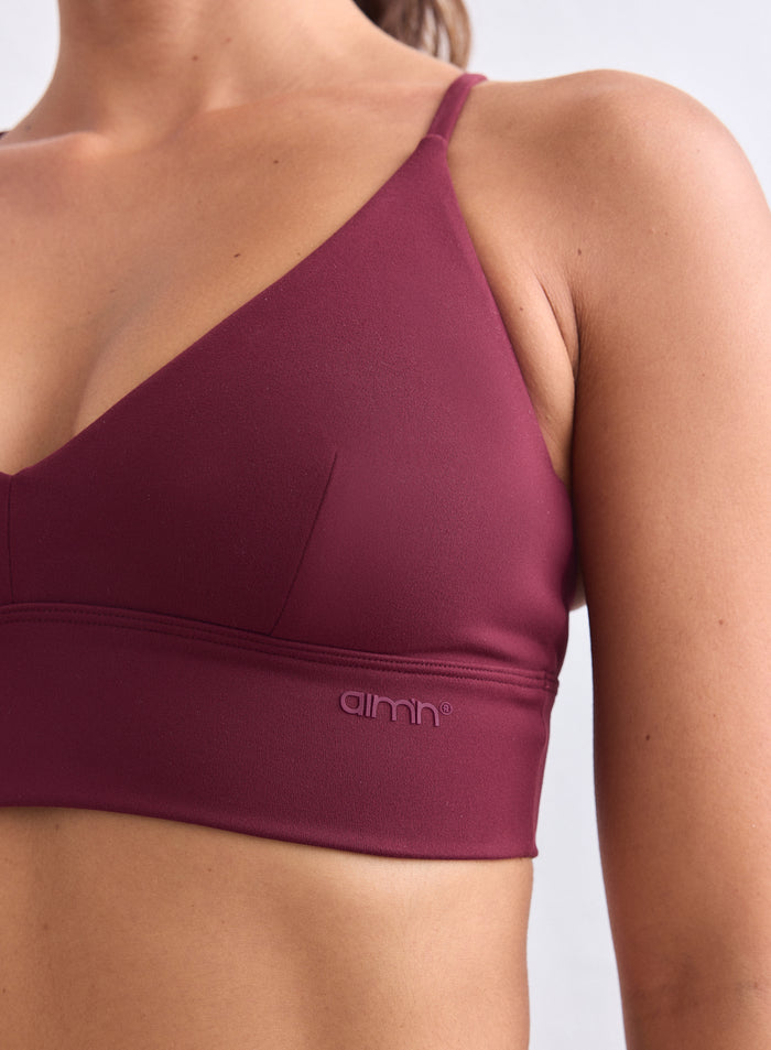 Lähikuva pehmeistä merlot-värisistä Sense Strap Bra -liiveistä ja aim'n-logosta. [XS-165cm]